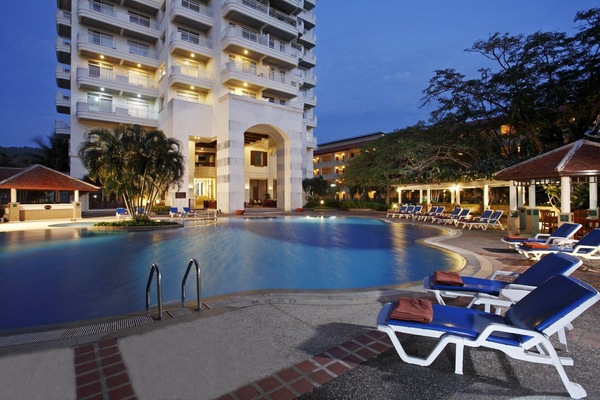 Indoor/outdoor pool