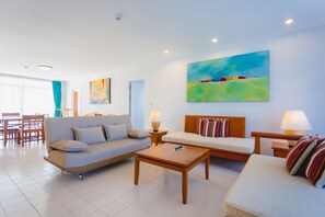 Caja de seguridad en la habitación y escritorio 