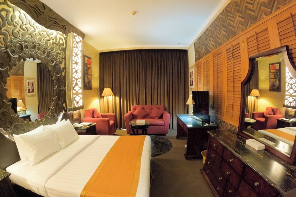 Deluxe Single Room, City View | Peralatan tempat tidur premium, bar mini, peti besi dalam bilik, meja