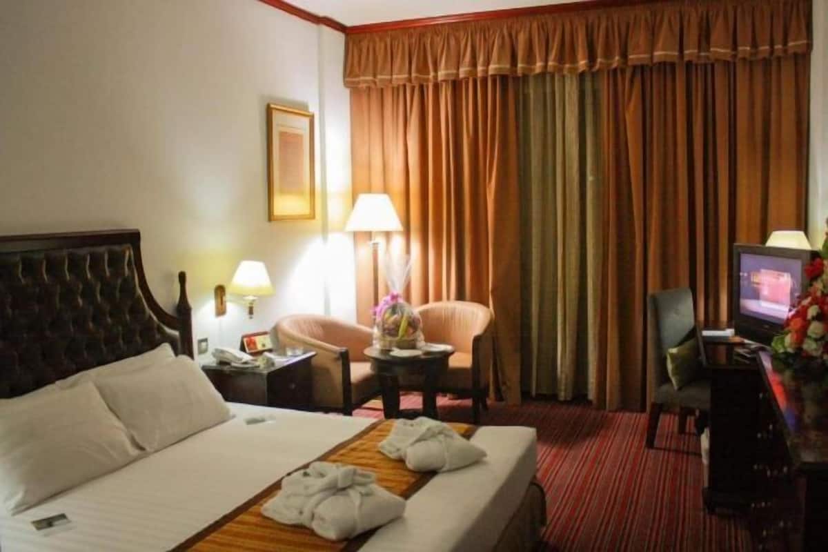 Peralatan tempat tidur premium, bar mini, peti besi dalam bilik, meja