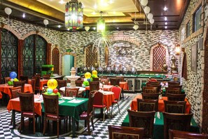 3 restaurants, breakfast served, Russian cuisine - Knight Armour Hotel (Dubai)