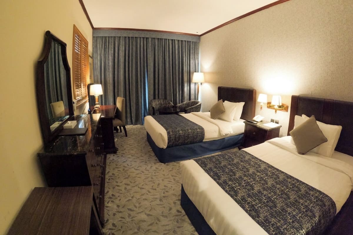 Peralatan tempat tidur premium, bar mini, peti besi dalam bilik, meja