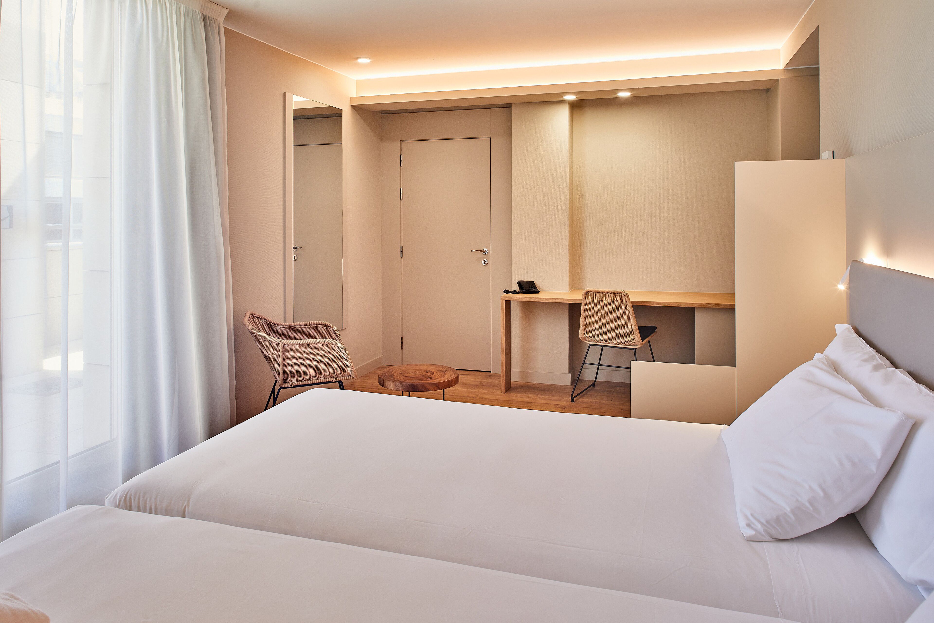 Minibar, caja de seguridad en la habitación y escritorio 