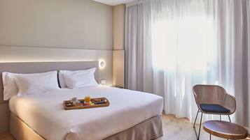 Een minibar, een kluis op de kamer, een bureau, verduisterende gordijnen