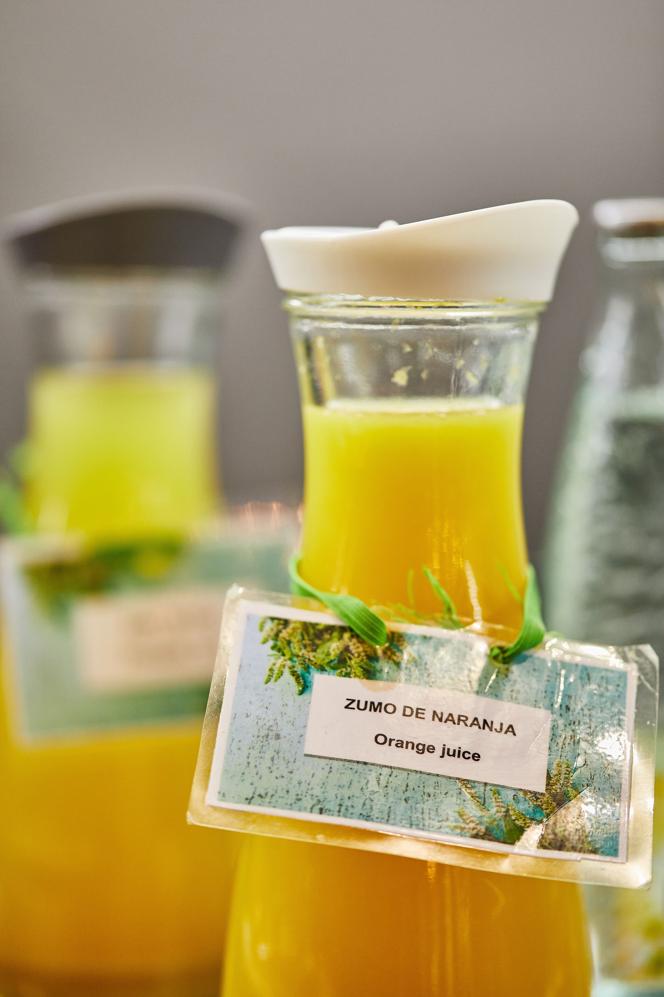 Une bouteille en verre de jus d’orange portant l’étiquette « Zumo de Naranja ».