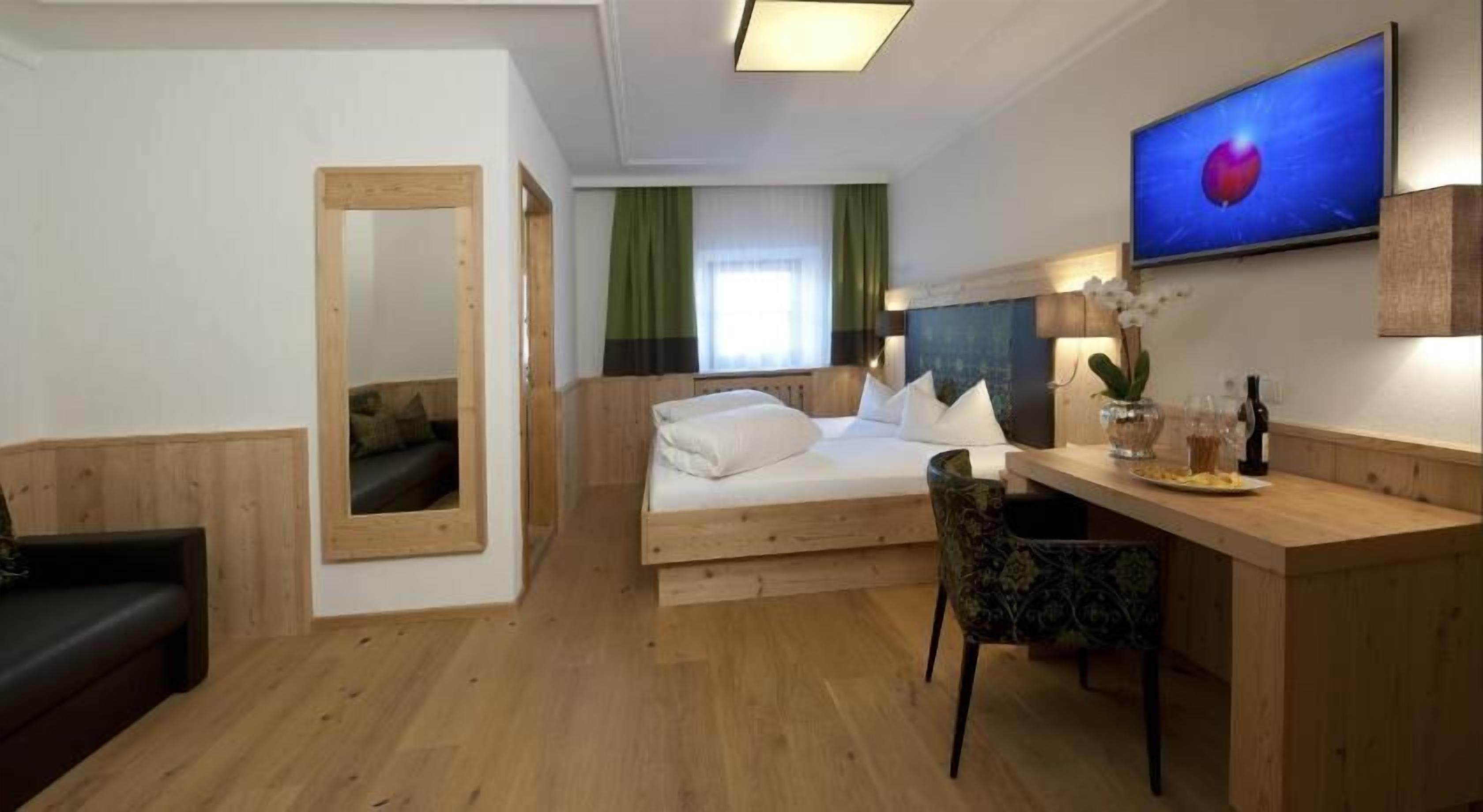 Premium bedding, in-room safe, desk, iron/ironing board