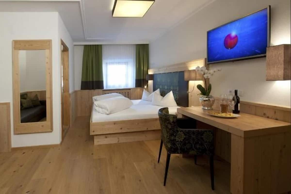 Premium bedding, in-room safe, desk, iron/ironing board