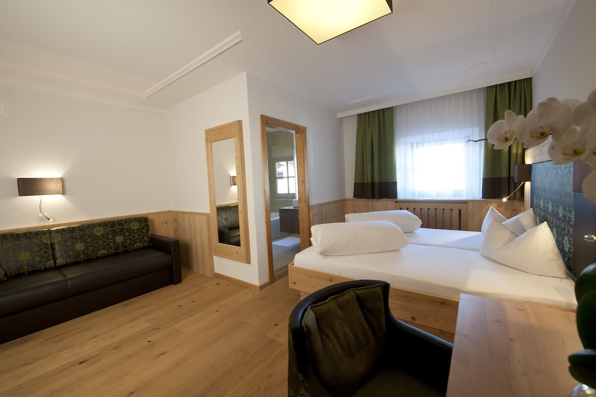 Premium bedding, in-room safe, desk, iron/ironing board