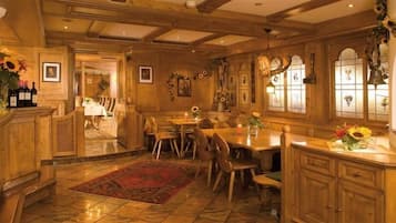 Se sirven cenas y cocina local e internacional