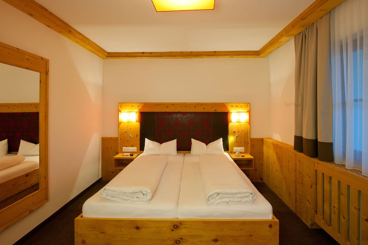 standard double room | premium bedding, in-room safe, desk, iron/ironing board