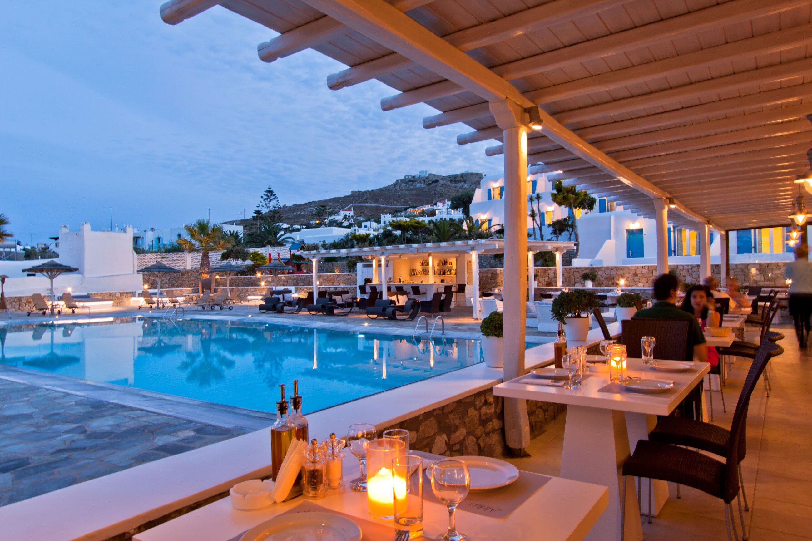 Se sirven desayunos, almuerzos y cenas; junto a la piscina