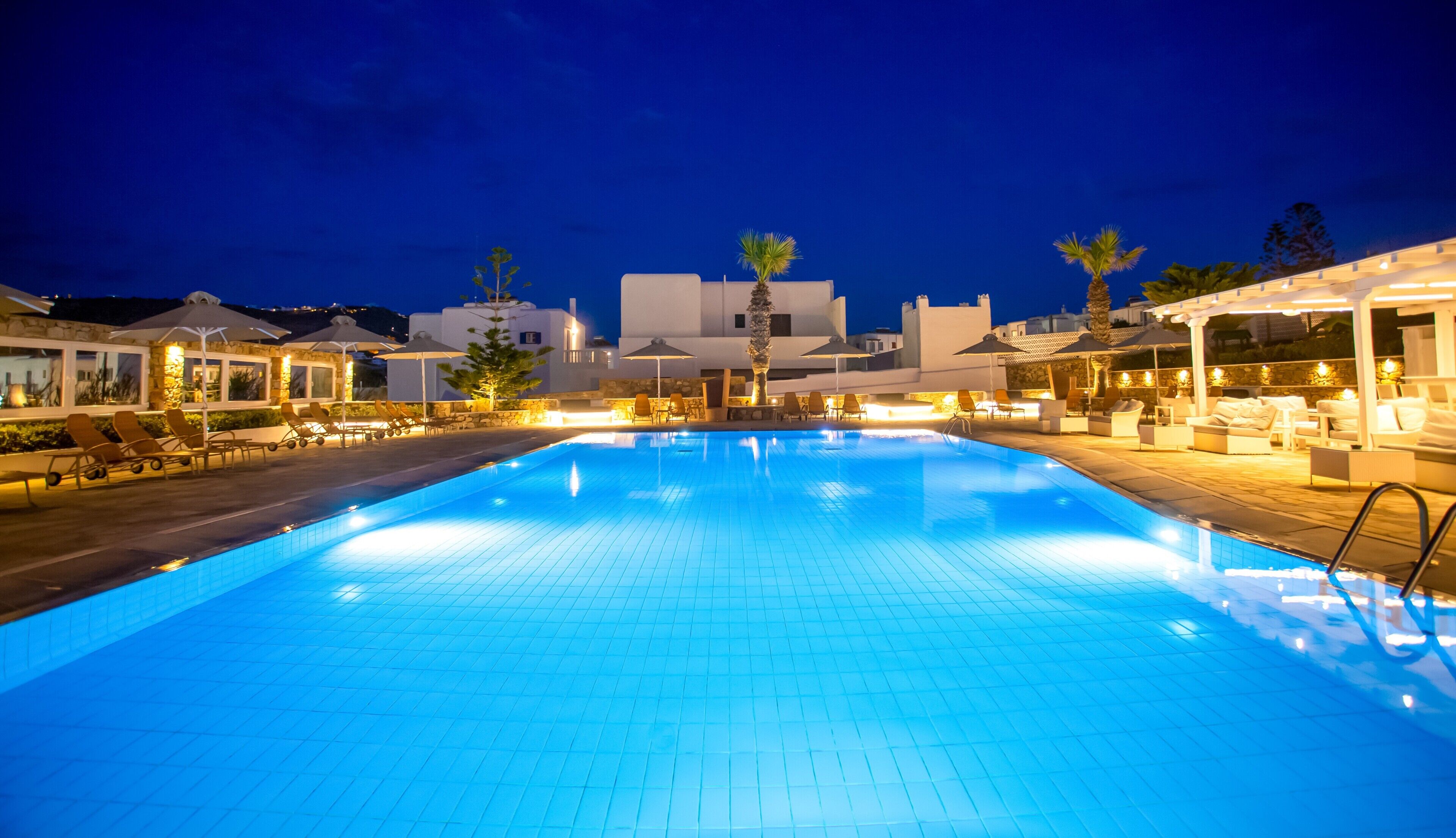 Outdoor pool, pool umbrellas, sun loungers