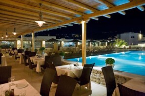 Serveert ontbijt, lunch, diner, uitzicht op het zwembad 