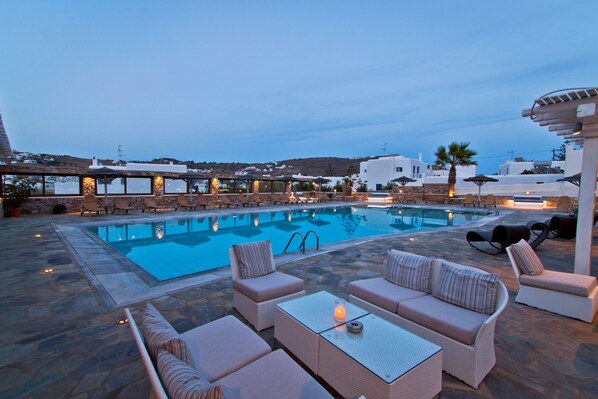 Piscine extérieure, parasols, chaises longues