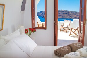 Honeymoon Suite, Hot Tub, Sea View (Cave) | 1 bedroom, in-room safe, free WiFi, bed sheets