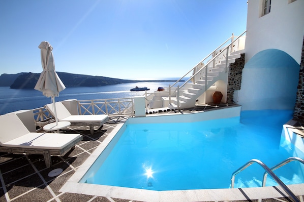 Piscine extérieure, parasols, chaises longues