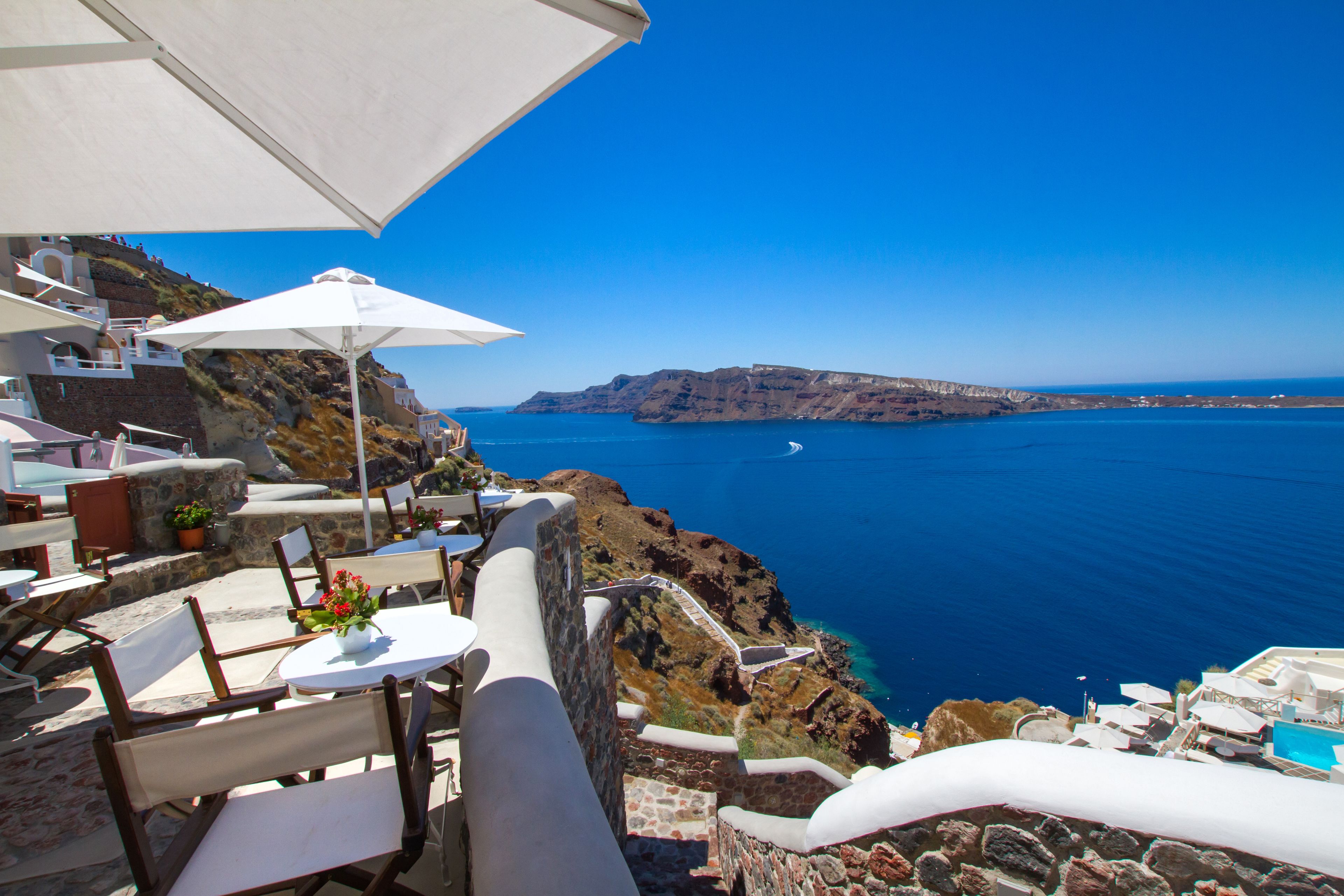 Un restaurant en bord de mer avec une terrasse offrant une vue sur l’océan.