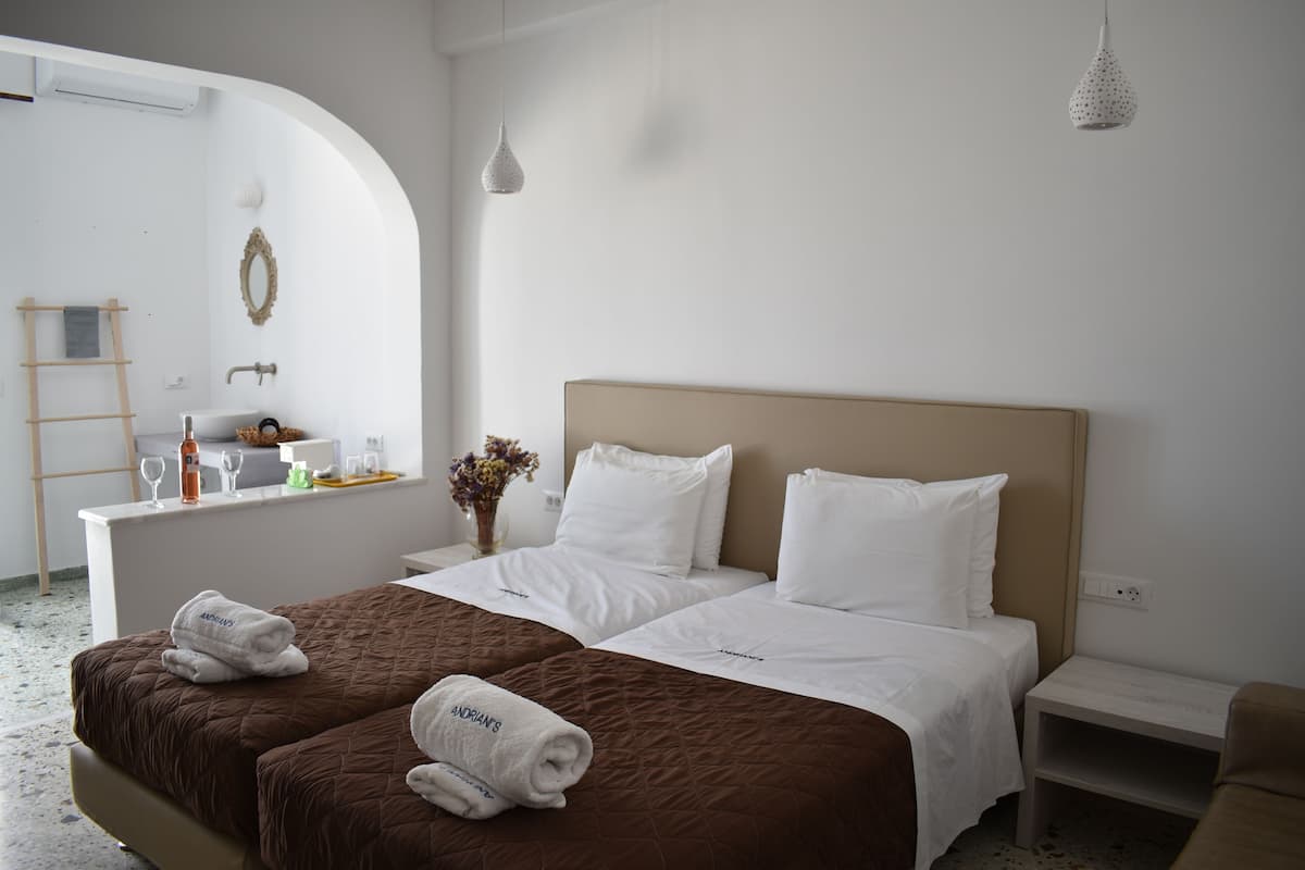 Chambre Signature avec lits jumeaux, vue mer | Surmatelas, coffres-forts dans les chambres, bureau