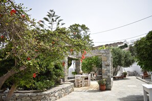 Courtyard view - Andriani's Guest House (Mykonos)