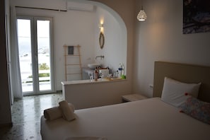 Chambre Signature avec lits jumeaux, vue mer | Surmatelas, coffres-forts dans les chambres, bureau