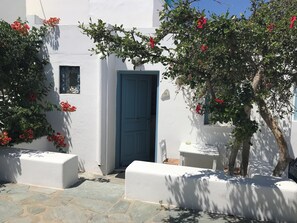 Courtyard view - Andriani's Guest House (Mykonos)