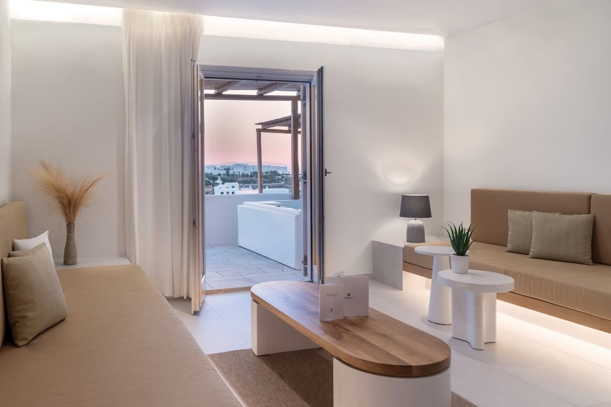 Suite, hot tub, uitzicht op zee | 1 slaapkamer, een minibar, een kluis op de kamer, een bureau