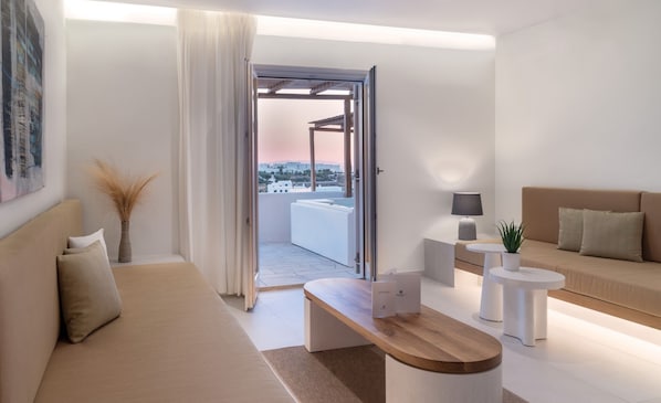 Suite, spabadekar, sjøutsikt | Minibar, safe på rommet, skrivebord og strykejern/-brett