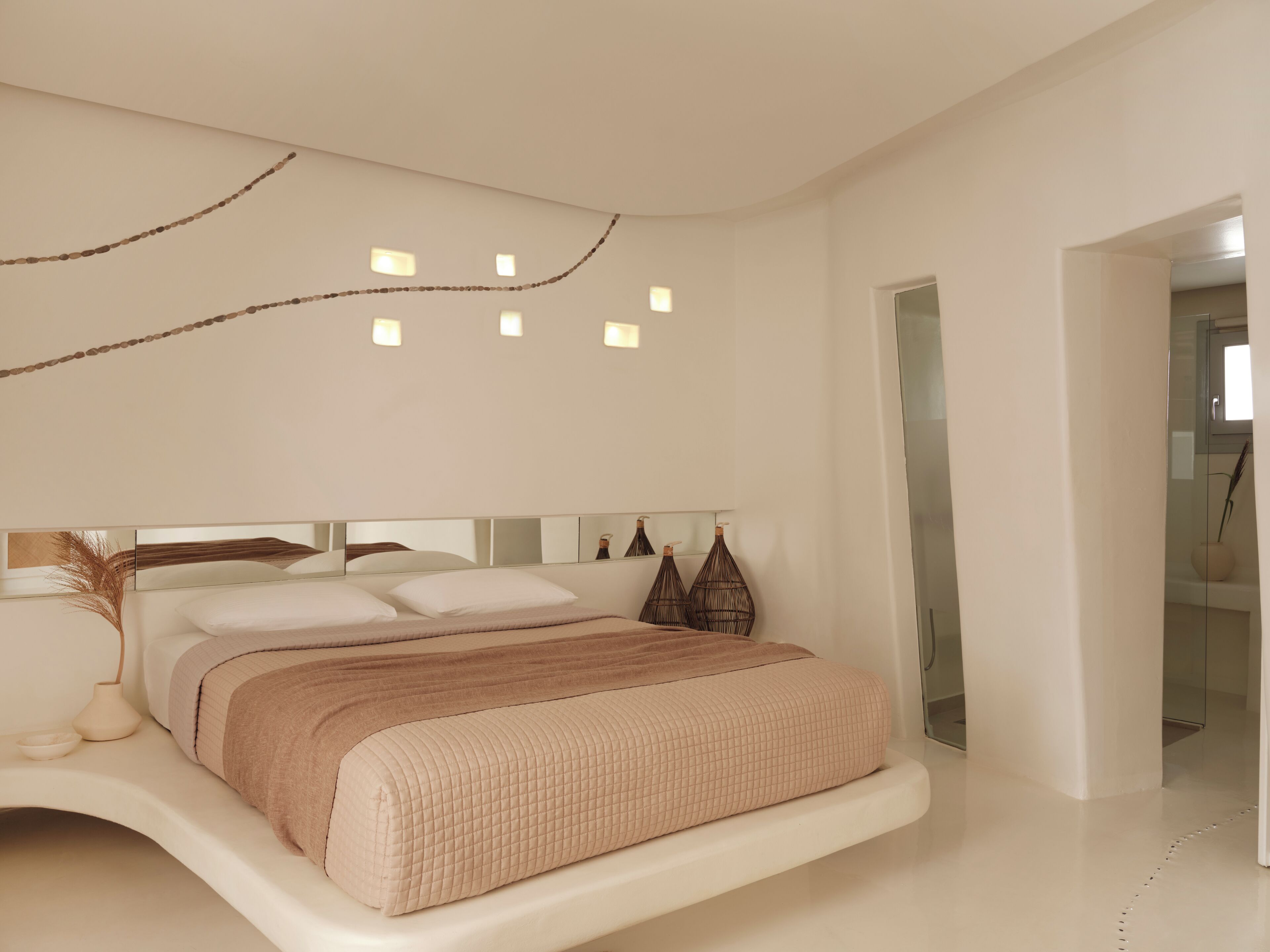 Cocoon Room Garden View | Minibar, in-room safe, desk, iron/ironing board