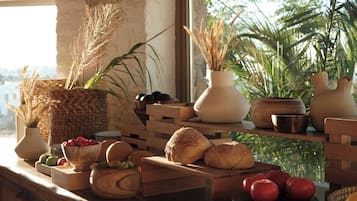 Free daily buffet breakfast