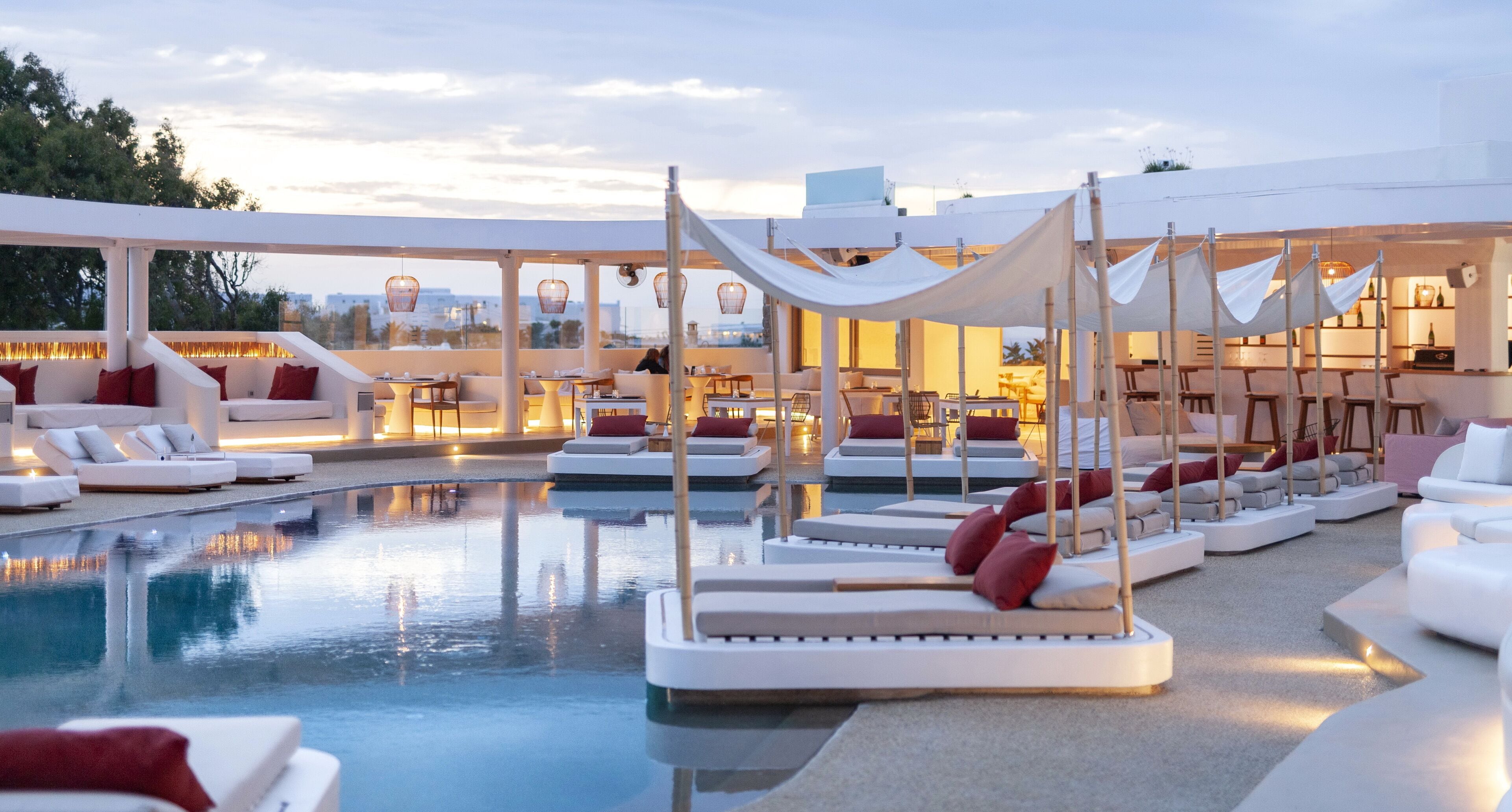 Piscine extérieure, chaises longues