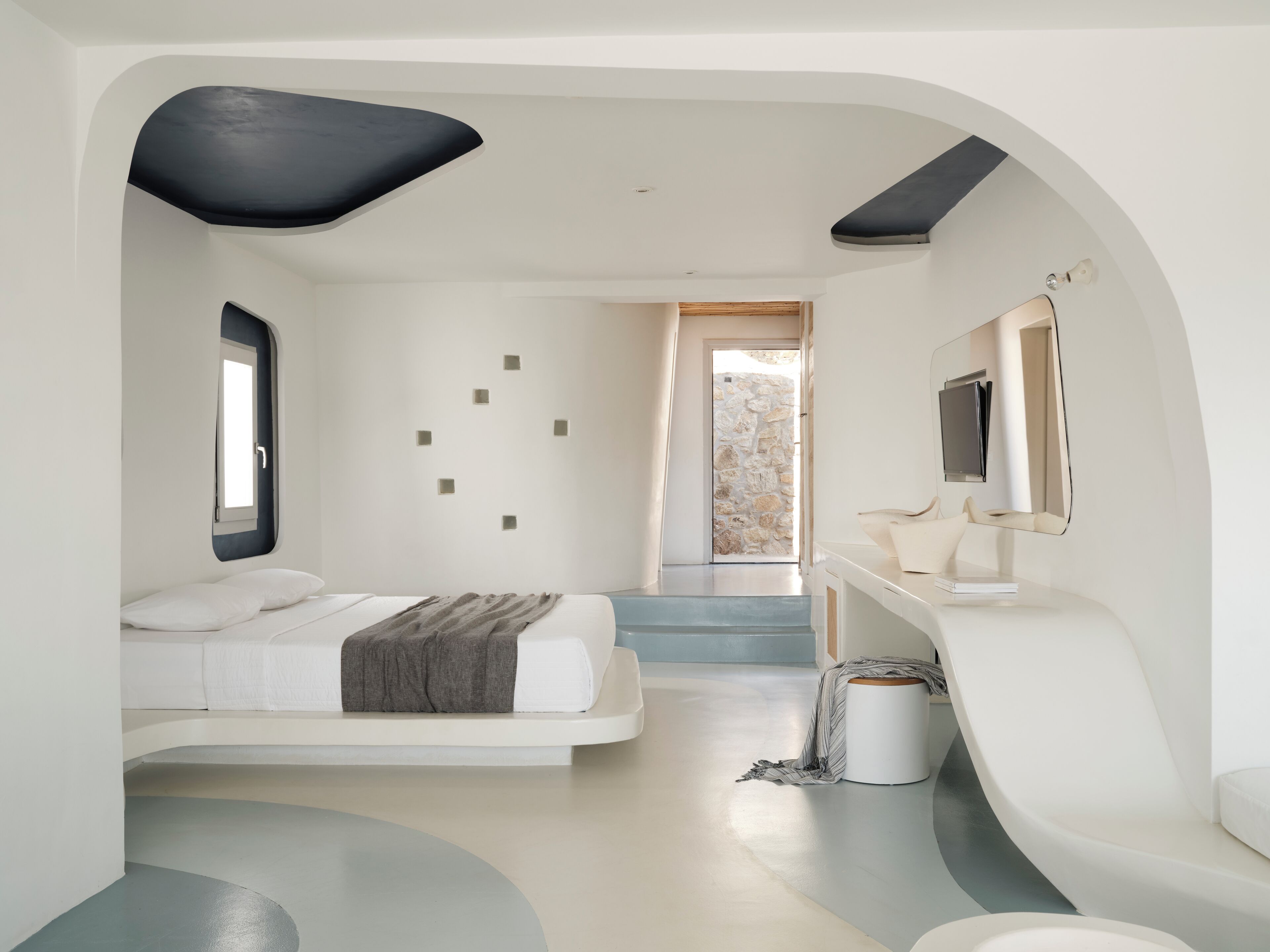 Rom – deluxe, spabadekar, sjøutsikt | Minibar, safe på rommet, skrivebord og strykejern/-brett