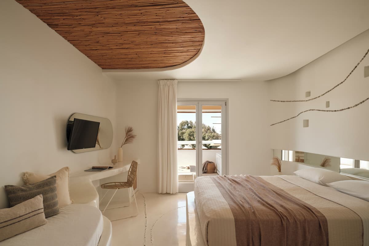 Minibar, coffres-forts dans les chambres, bureau