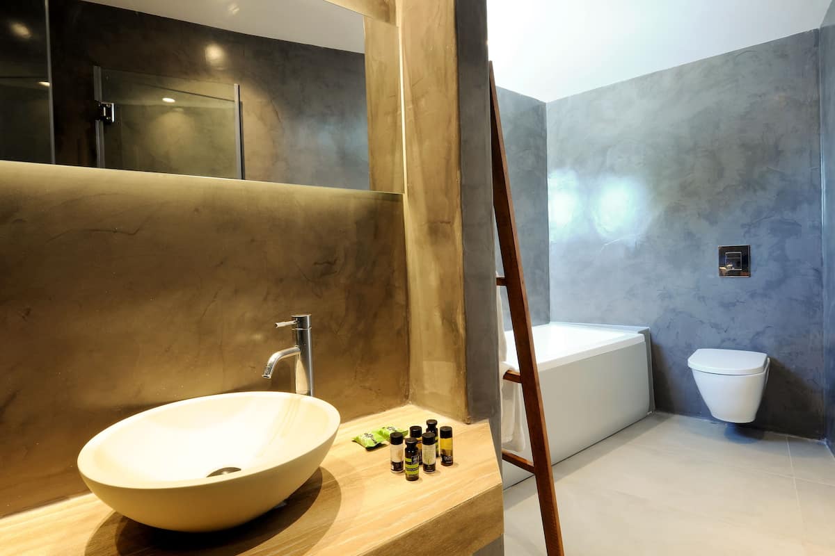 suite, garden view | bathroom | shower, designer toiletries, hair dryer, bathrobes