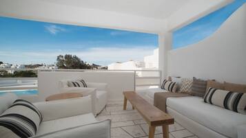 Suite Junior, idromassaggio, vista piscina | 1 camera, minibar, una cassaforte in camera, una scrivania