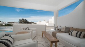 Suite Junior, bain à remous, vue piscine | 1 chambre, minibar, coffres-forts dans les chambres, bureau