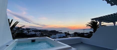 Junior suite, hot tub, uitzicht op zee | Uitzicht vanaf balkon