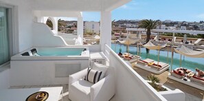 Suite junior, hidromasaje, vista a la alberca | Balcón