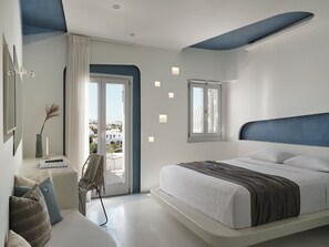 Rom – executive, spabadekar, sjøutsikt | Minibar, safe på rommet, skrivebord og strykejern/-brett