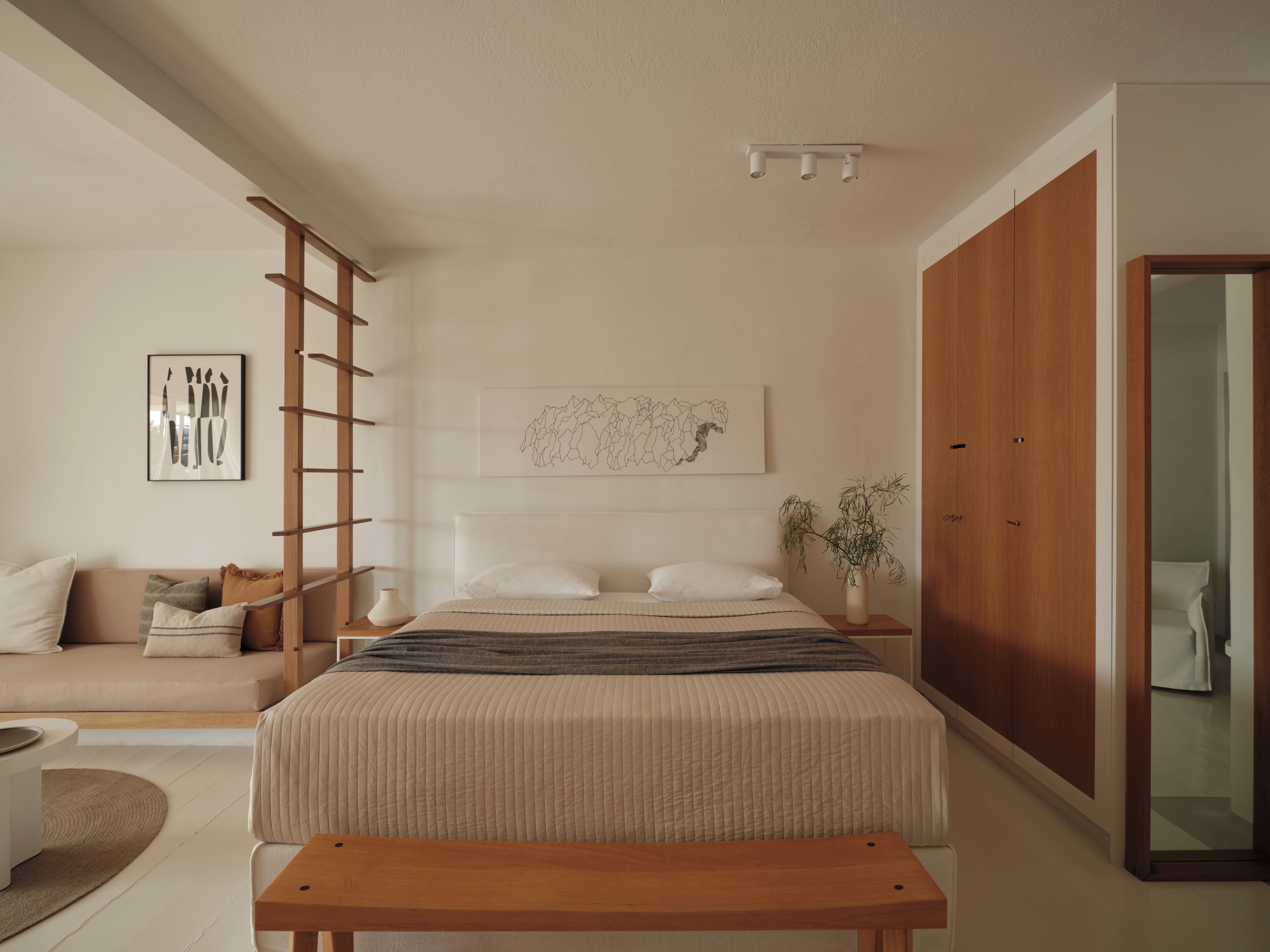 Suite – junior, spabadekar, bassengutsikt | Minibar, safe på rommet, skrivebord og strykejern/-brett