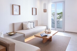 Suite – junior, spabadekar, sjøutsikt | Oppholdsområde | En 21-tommers LCD-TV med Parabol-TV samt TV og MP3-dokkingstasjon