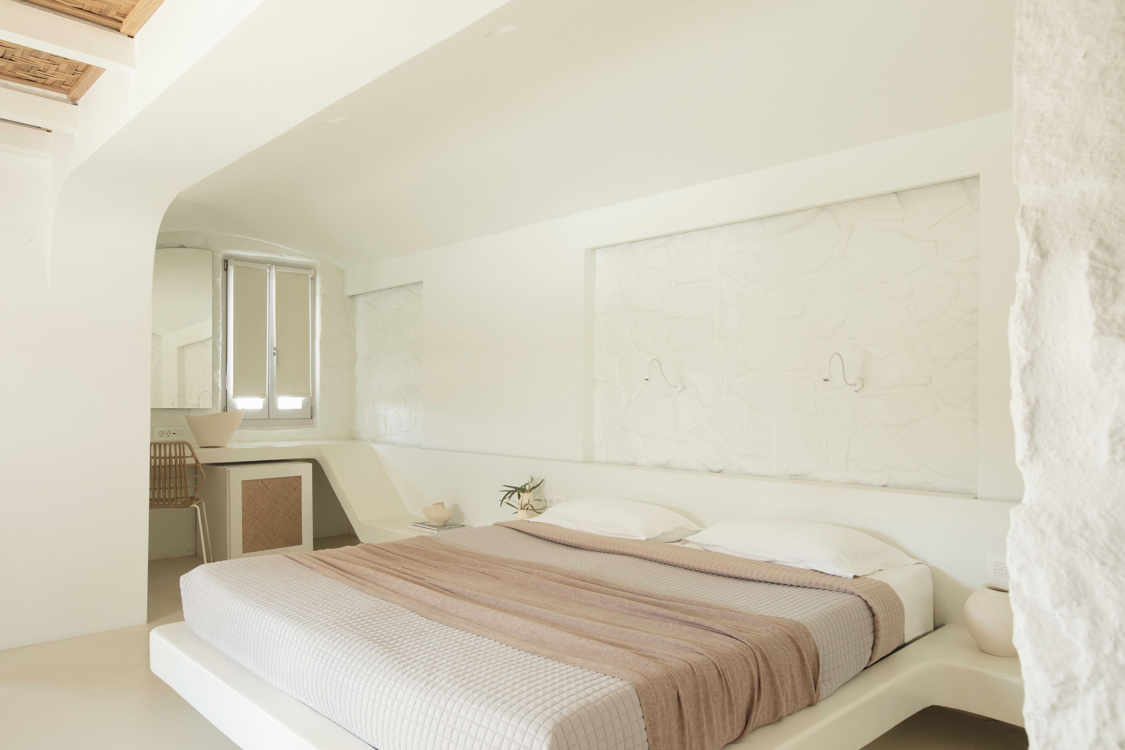 Rom – superior, sjøutsikt | Minibar, safe på rommet, skrivebord og strykejern/-brett