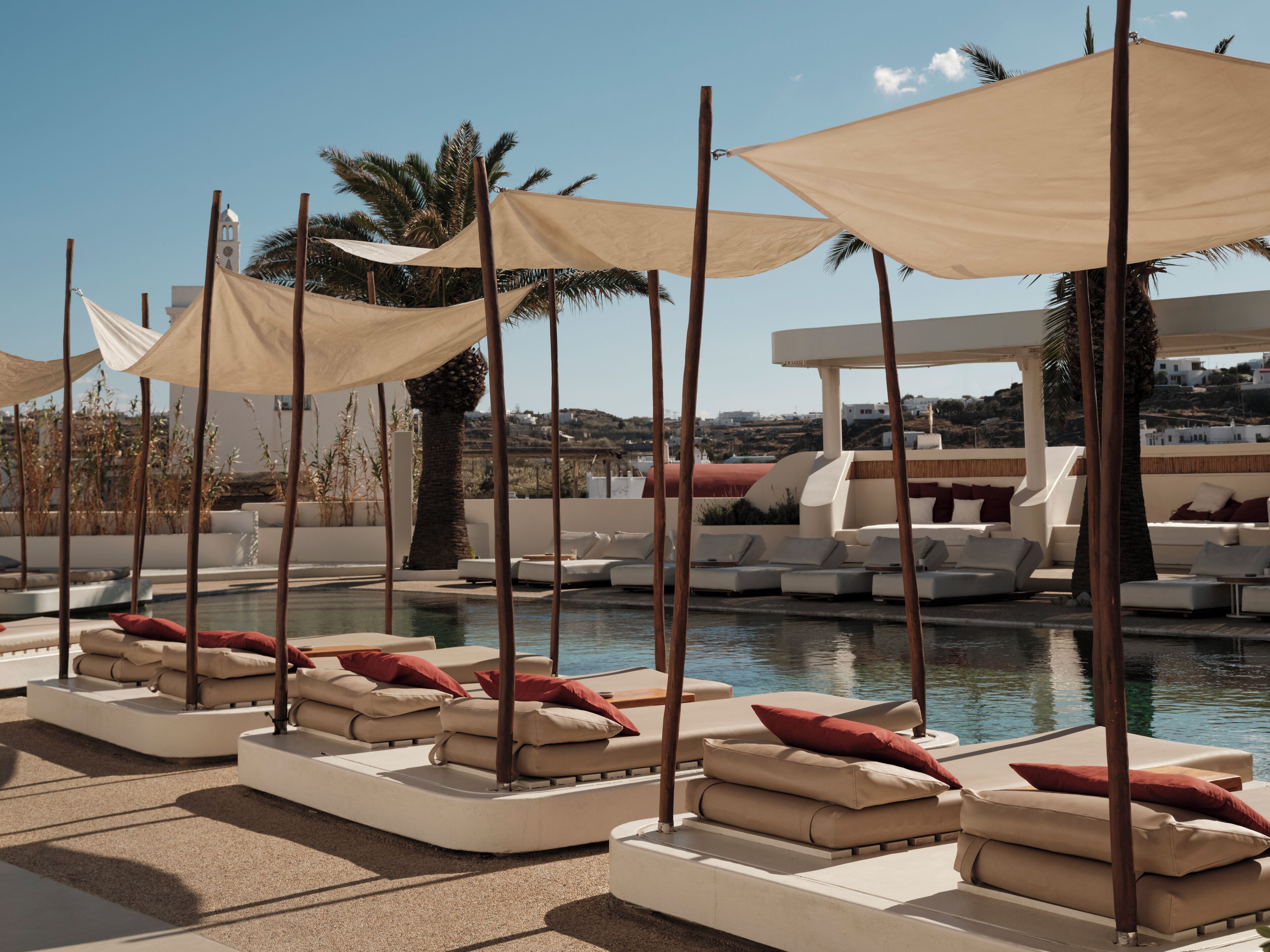 Utendørsbasseng og solsenger