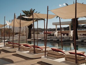 Piscine extérieure, chaises longues