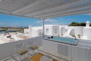 Chambre Supérieure, bain à remous, vue piscine | Vue depuis le balcon