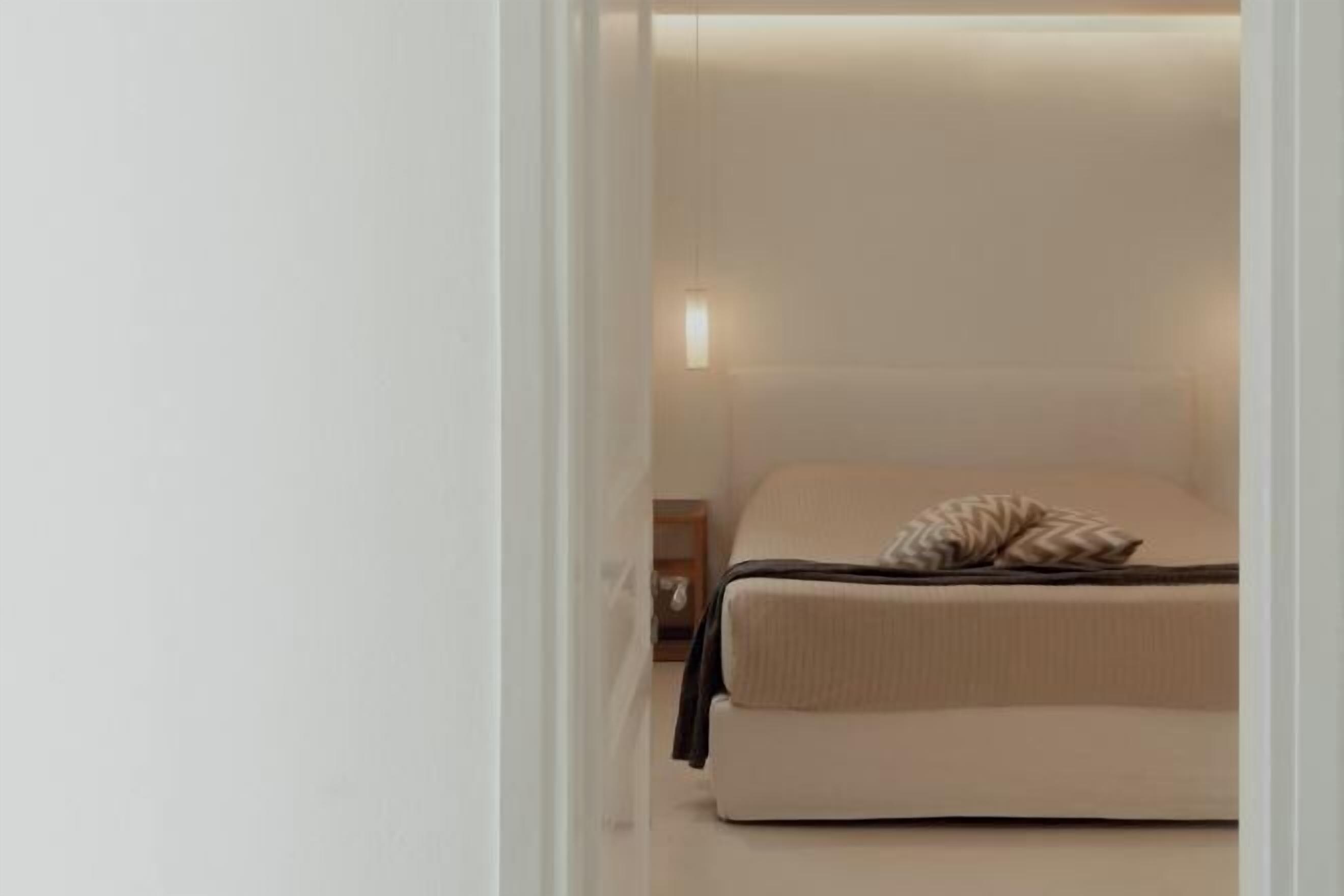 Minibar, coffres-forts dans les chambres, bureau