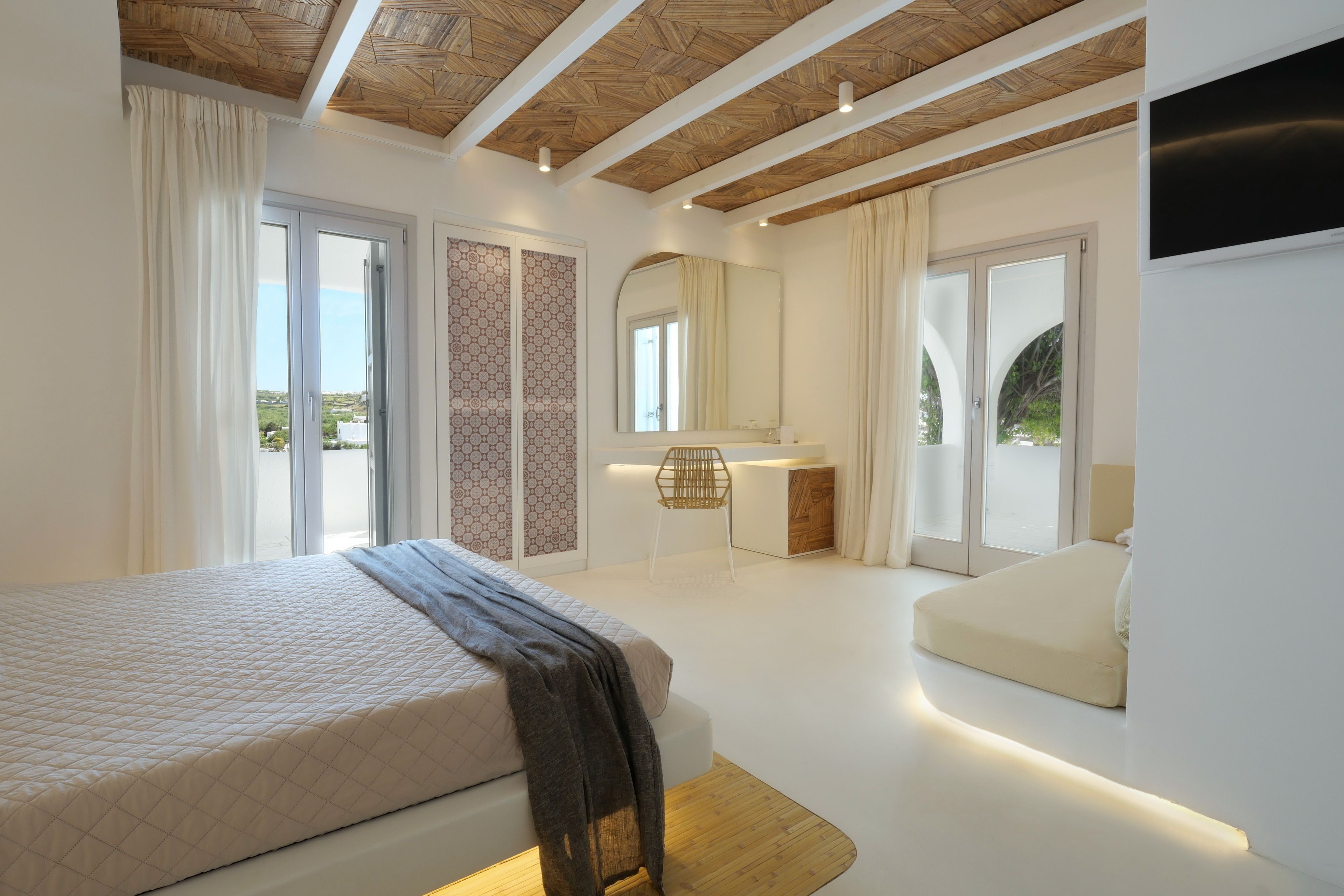 superior room, hot tub, pool view | minibar, in-room safe, desk, iron/ironing board