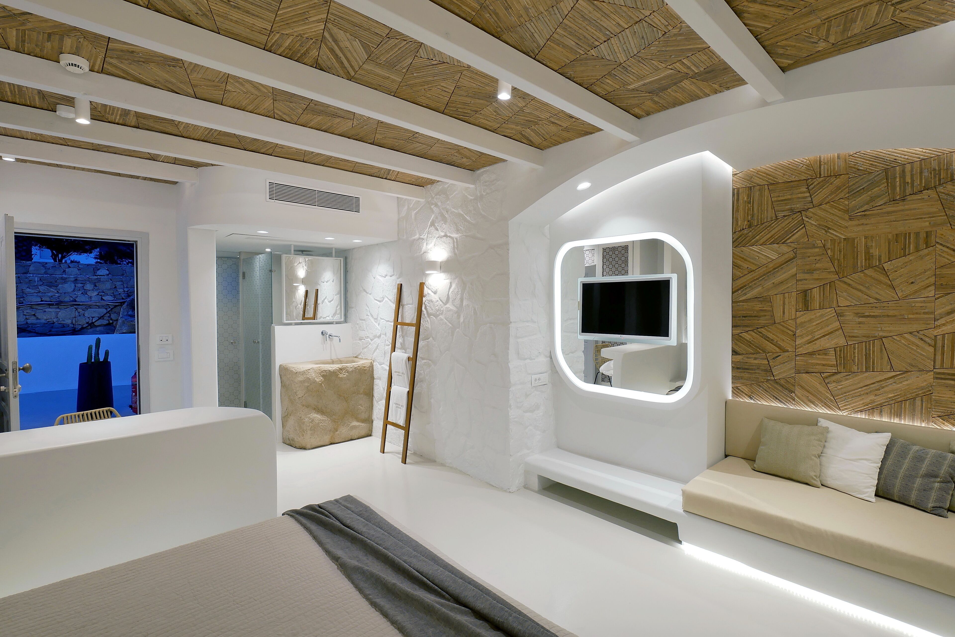 superior room, hot tub, pool view | minibar, in-room safe, desk, iron/ironing board