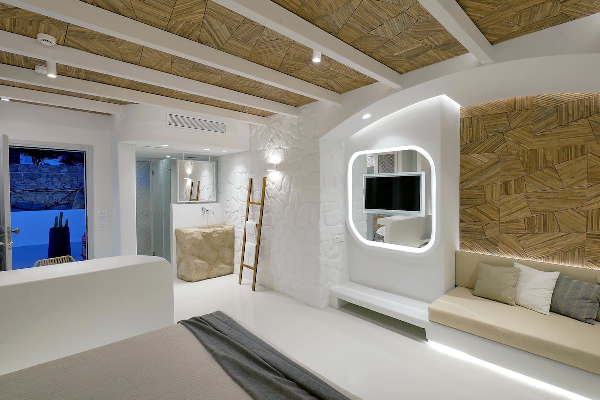 superior room, hot tub, pool view | minibar, in-room safe, desk, iron/ironing board