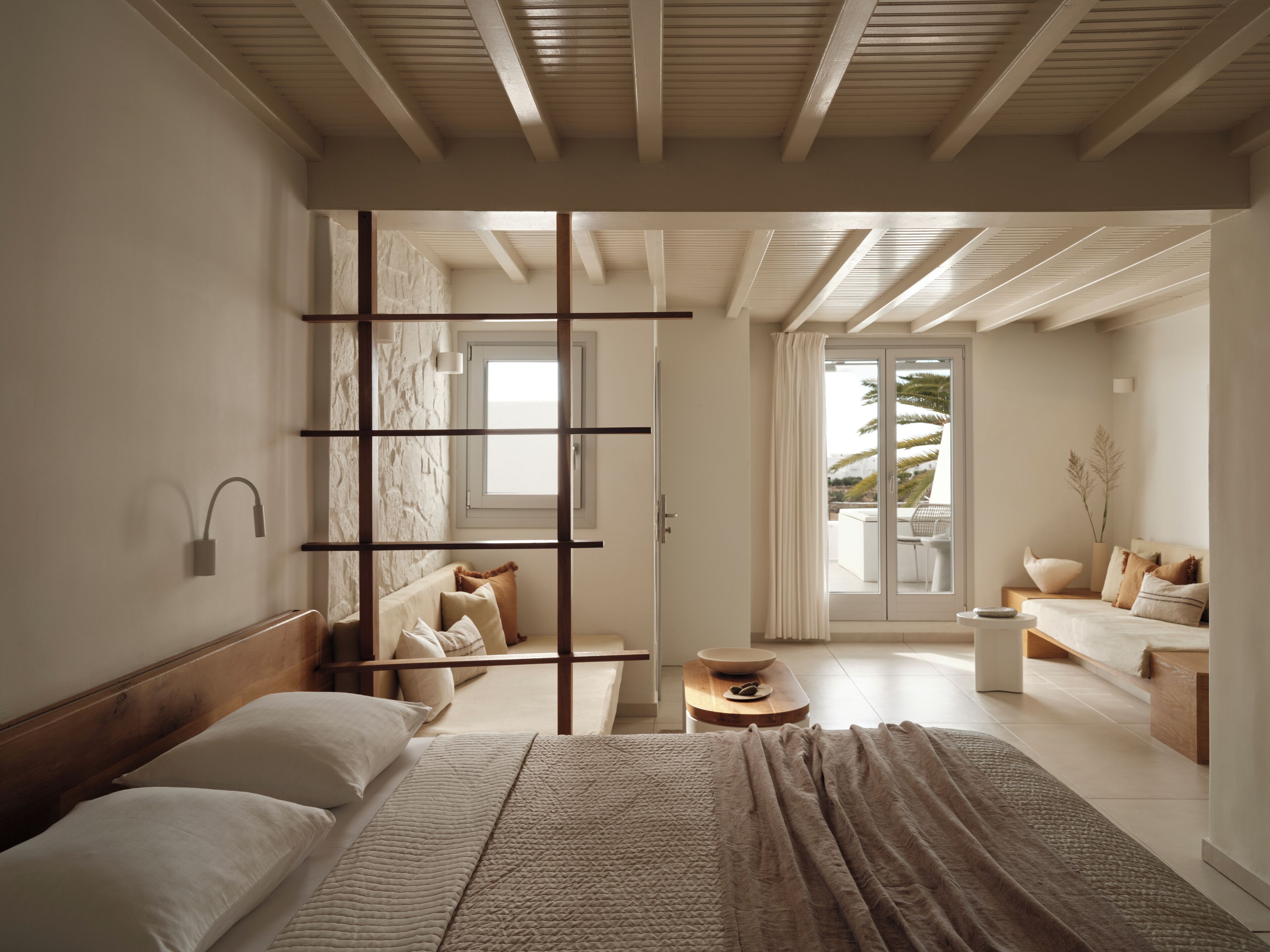 Suite – junior, spabadekar, sjøutsikt | Minibar, safe på rommet, skrivebord og strykejern/-brett