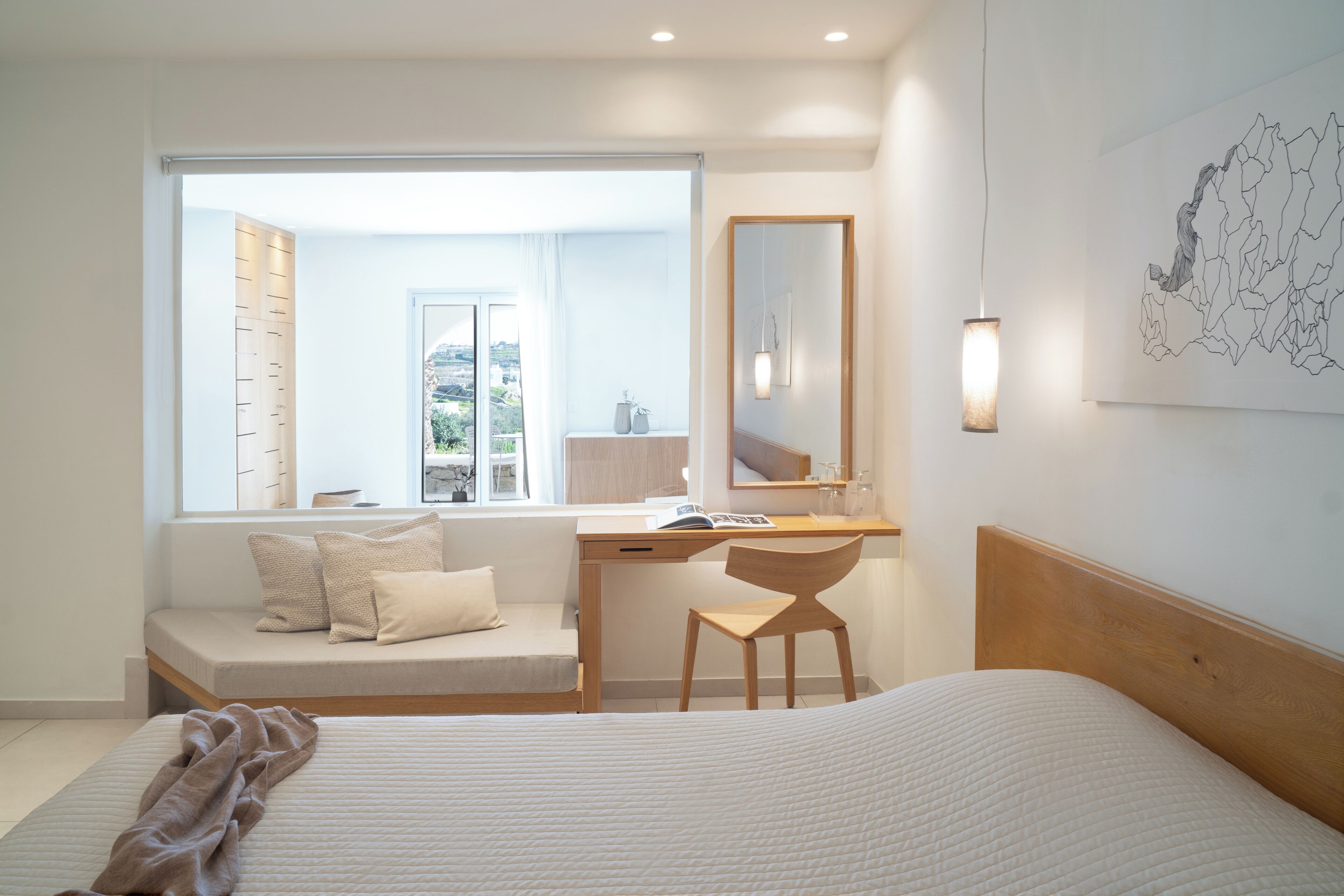 Suite, hageutsikt | Minibar, safe på rommet, skrivebord og strykejern/-brett